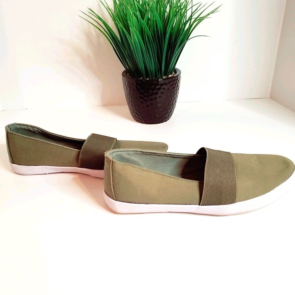 LAMO Footwear Slip-on Canves Shoe Olive Green Size 6.5